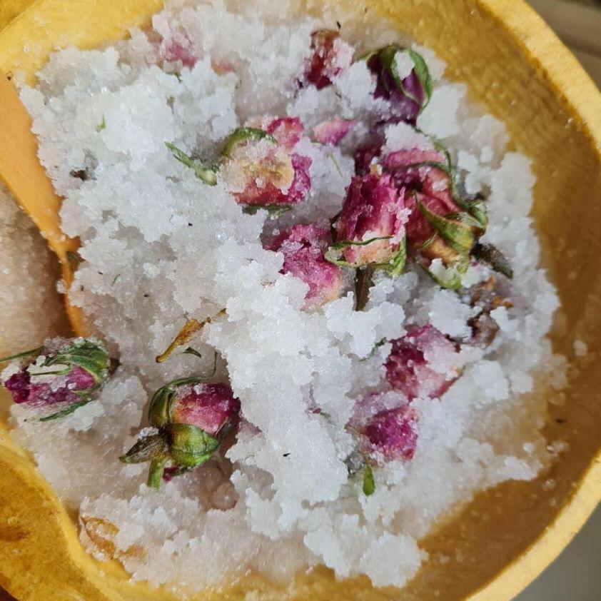 ROSE, SWEET ALMOND oil & COCONUT BODY SCRUB